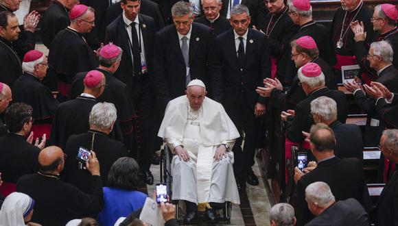 El Papa Francisco parte después de presidir un servicio de oración vespertino en la Catedral-Basílica de Notre-Dame en Quebec, Canadá, el 28 de julio de 2022. (Foto: LARS HAGBERG / AFP)