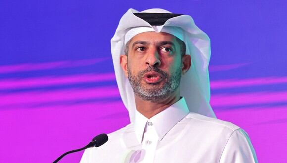 El CEO de Qatar 2022, Nasser al-Khater, habla durante un taller de la selección nacional de la Copa Mundial de la FIFA en la capital de Qatar, Doha, el 4 de julio de 2022. (Foto de KARIM JAAFAR / AFP)