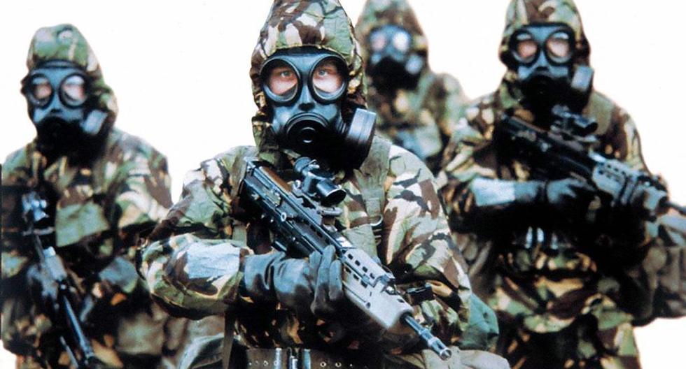 Imagen de archivo de soldados británicos con trajes para la guerra biológica, química y nuclear. (FOTO: AFP/MOD).