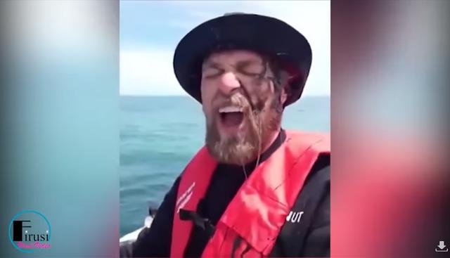 Un calamar bañó en tinta negra la cara del pescador que intentó atraparlo. (YouTube | Firusi Viral Video)