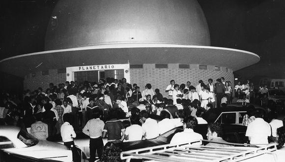 Aficionados de la astronomía visitan el planetario del Morro Solar. Postal del 10 de marzo de 1982. Foto: Vicente Montes/ GEC Archivo Histórico