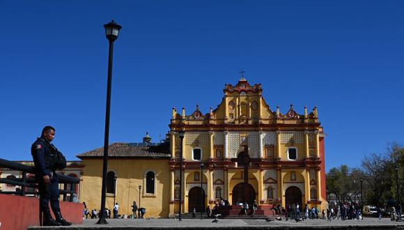 Un oficial de policía se encuentra junto a la Catedral de San Cristóbal de las Casas, Estado de Chiapas, México, el 10 de enero de 2020. (Foto referencial, RODRIGO ARANGUA / AFP).