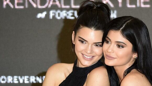 Tras beber, maquillarse y grabar todos los detalles con su hermana Kendall, Kylie Jenner buscó comida rápida en su conocido local. (Foto: AFP)
