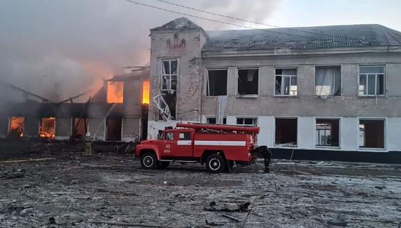 En esta fotografía tomada y publicada por el Servicio Estatal de Emergencias de Ucrania el 17 de marzo de 2022, los bomberos trabajan para extinguir un incendio en una institución educativa afectada por bombardeos en la ciudad de Merefa, en la región de Kharkiv. (AFP).