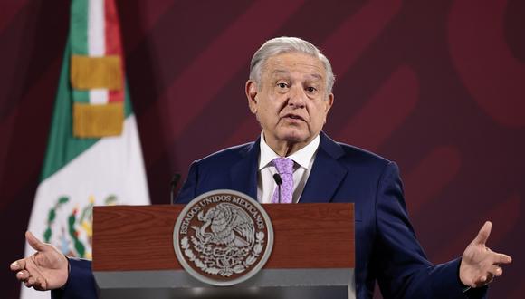El presidente mexicano, Andrés Manuel López Obrador, habla durante la conferencia matutina en el Palacio Nacional, en Ciudad de México, el 10 de abril de 2023. (Foto de José Méndez / EFE)