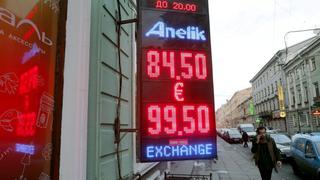 El rublo ruso se debilitó este martes un 6,73% frente al dólar