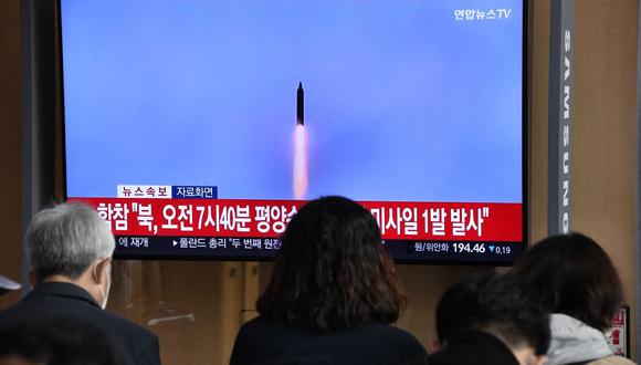 La gente mira una pantalla de televisión que muestra una transmisión de noticias con imágenes de archivo de una prueba de misiles de Corea del Norte, en una estación de tren en Seúl el 3 de noviembre de 2022. (Foto de Jung Yeon-je / AFP)