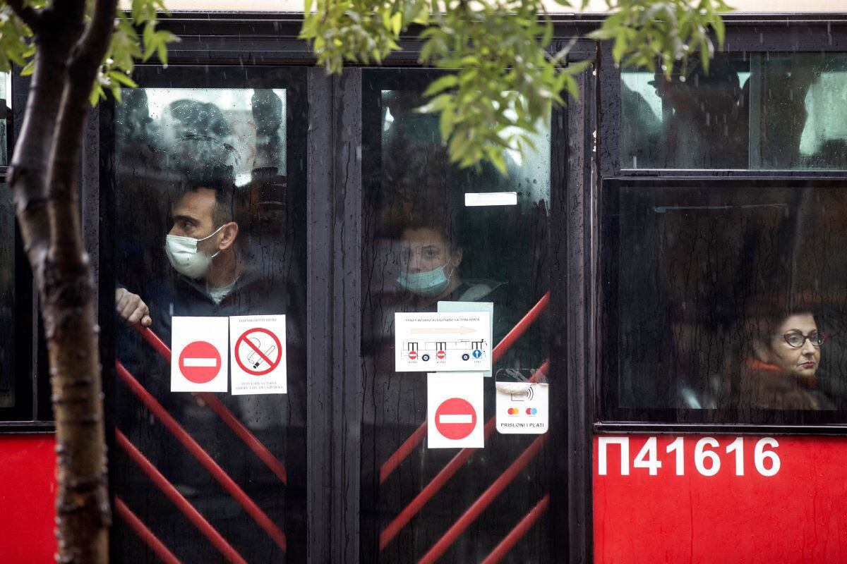 People wearing protective masks travel by bus in Belgrade on October 11, 2021. OLIVER BUNIC / AFP).