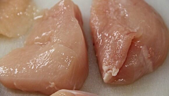 Las rayas blancas en la carne del pollo son resultado de una enfermedad muscular. (Foto: manfredrichter | Pixabay)