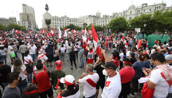 Ciudadanos llegaron desde diferentes puntos de Lima hasta la Plaza San Martín para protestar contra el gobierno de Pedro Castillo | Foto: Julio Reaño / @photo.gec