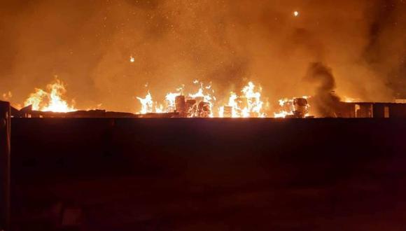 Los bomberos combaten el fuego en una fábrica de papel ubicada en Chosica. (COEN/Twitter)