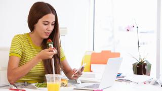 Cómo te engaña tu cerebro al comer mientras haces otras cosas