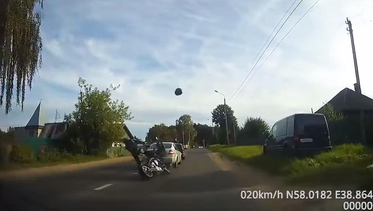 Insólito accidente entre dos motos en Rusia [VIDEO]