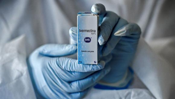 Un trabajador de la salud muestra una caja que contiene un frasco de Ivermectina. (LUIS ROBAYO / AFP)