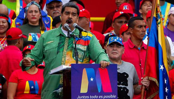 Nicolás Maduro tuvo como invitado en el cierre de campaña a Diego Maradona, a quien le han llovido críticas. (Foto: EFE)