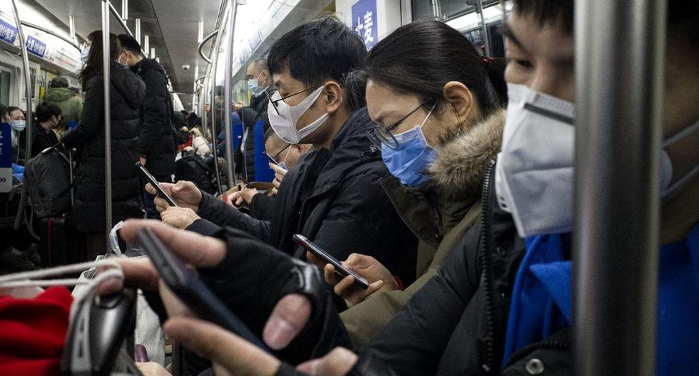 Un grupo de personas usan máscaras protectoras en el metro en Beijing para prevenir el contagio de la denominada neumonía de Wuhan. (AFP)