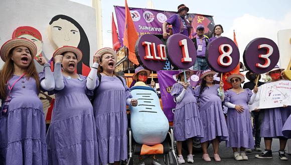 Sindicalistas tailandeses y activistas por los derechos de las mujeres participan en una marcha por mejores derechos de maternidad en el Día Internacional de la Mujer en Bangkok el 8 de marzo de 2024. (Foto de Lillian SUWANRUMPHA / AFP)