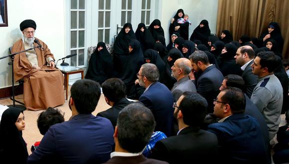 Imagen facilitada por la web oficial del Líder Supremo de Irán, Alí Jameneí, durante un encuentro con familiares de mártires iraníes, en Teherán, Irán. EFE