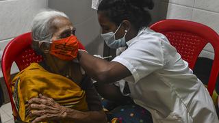 India extiende la vacunación a mayores de 18 años por enorme ola de contagios de coronavirus