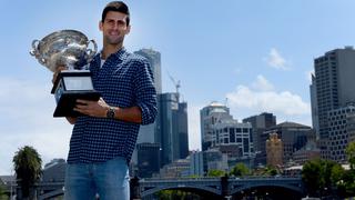 Novak Djokovic posó con trofeo y se divirtió en sesión de fotos