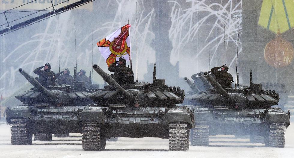 Tanques rusos T-72B3 se desplazan durante la parada militar por el 75 aniversario del Día de la Victoria, uno de los feriados nacionales más importantes. AFP / OLGA MALTSEVA