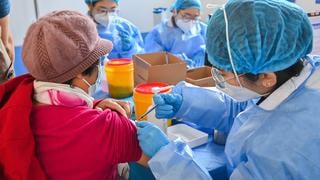 China aumenta el número de contagios oficiales de coronavirus hasta los 2.286