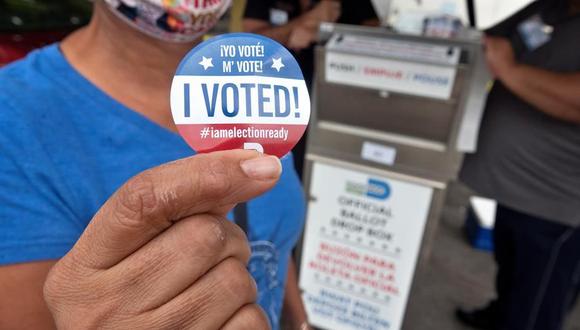 Un votante muestra su calcomanía que dice 'Yo voté' después de emitir su boleta en una urna oficial de Miami-Dade. (EFE / EPA / CRISTOBAL HERRERA-ULASHKEVICH).