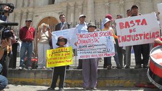 Arequipeños protestan por aumento de sueldo de ministros