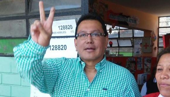 Félix Moreno votó en el Callao ante arengas de simpatizantes