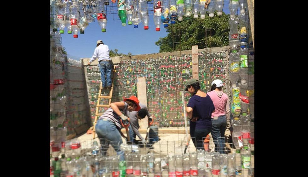 Construyen casas con botellas de plástico para damnificados de sismo en  México | CASA-Y-MAS | EL COMERCIO PERÚ