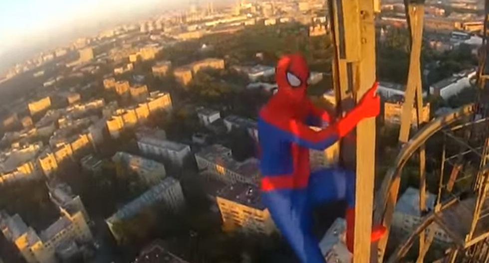 YouTube nos muestra cómo Spiderman se pone a escalar la torre Shújov en Rusia ante la vista atónita de todas las personas que estaban a su alrededor. (Foto: captura)
