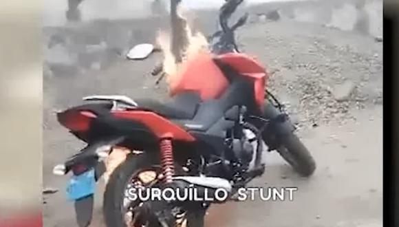 Tres ciudadanos venezolanos quemaron la motocicleta de uno de sus compatriotas que trabajaba como repartidor de delivery. (Foto: Captura/Panamericana)