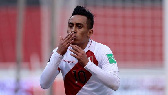 AME4326. QUITO (ECUADOR), 08/06/2021.- El jugador Christian Cueva de Perú celebra un gol hoy, durante un partido por las eliminatorias sudamericanas al Mundial de Catar 2022, en el estadio Rodrigo Paz Delgado, en Quito (Ecuador). EFE/Franklin Jácome POOL