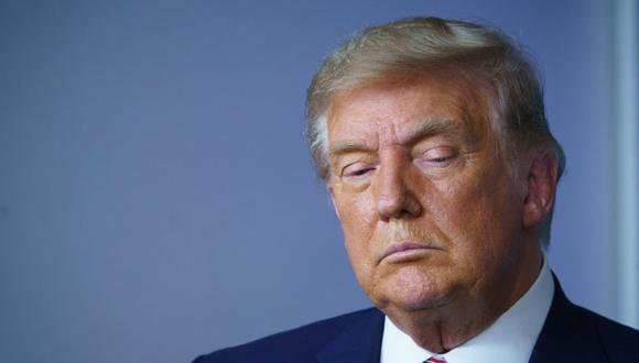 El presidente de los Estados Unidos, Donald Trump, mira hacia abajo durante un evento sobre la reducción de los precios de los medicamentos recetados en la Sala Brady Briefing de la Casa Blanca en Washington, DC. (Foto: MANDEL NGAN / AFP).