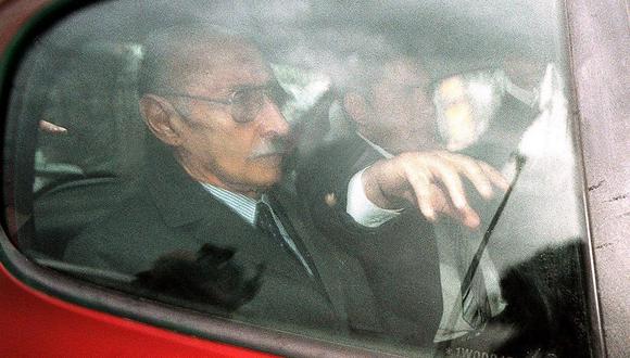 El exdictador argentino (1976-81) Jorge Rafael Videla llega a un juzgado de Buenos Aires el 10 de julio de 2001. (Foto de AFP)
