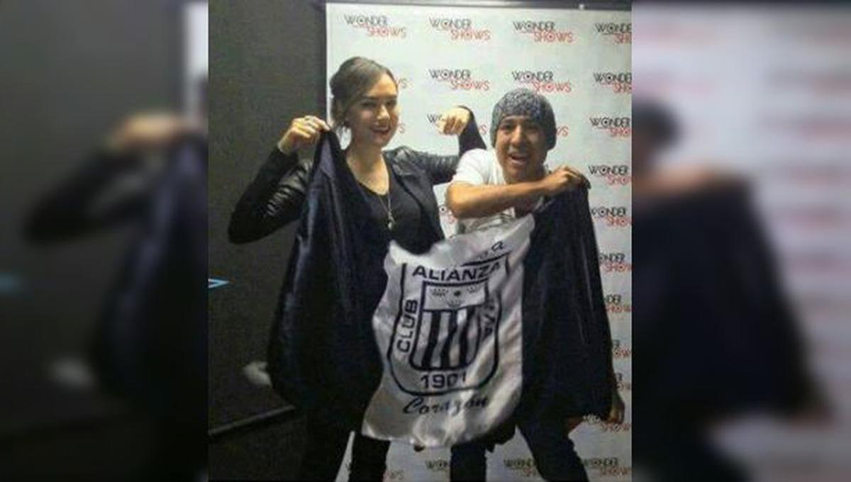 ¿Es real la foto de Sasha Grey con la bandera de Alianza?