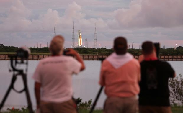 Press photographers set up for the Artemis I Space Launch System rocket mission at the Kennedy Space Center in Florida on August 29, 2022. - Artemis-1 will travel around the far side of the Moon after launch on a mission that will last from four to six weeks.  (Photo by Gregg Newton / Gregg Newton / AFP)