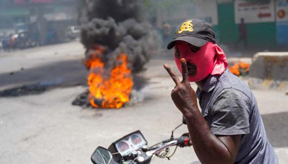 Los haitianos que protestan por los altos precios y la escasez queman neumáticos en una calle de Puerto Príncipe.
