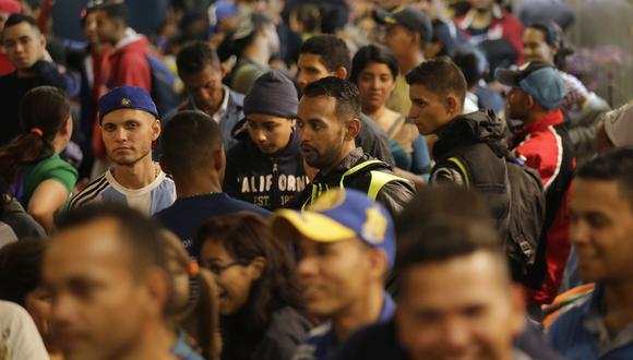 Migrantes venezolanos esperan vuelo que los lleve a Venezuela
