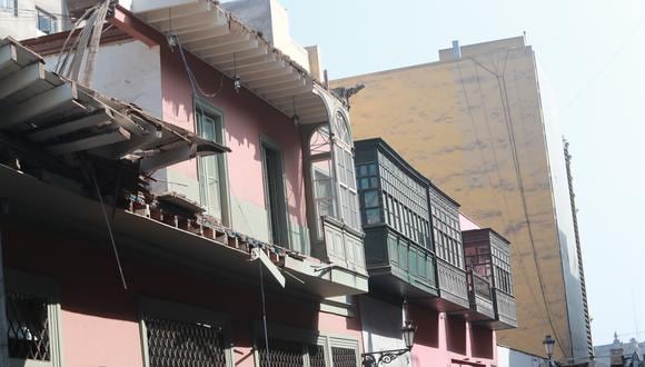 El último lunes, un balcón se desplomó tras la caída del techo de una antigua vivienda en jirón Carabaya Cdra. 3 , del Centro de Lima.  (Lino Chipana / GEC)