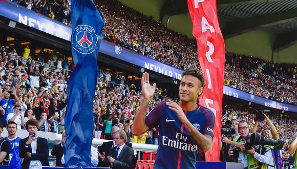Neymar compartió con los hinchas del PSG el último sábado,
 previo al duelo por la Ligue 1. (Foto: AFP)