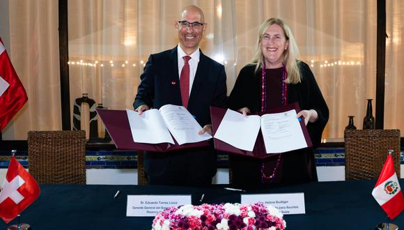 Eduardo Torres Llosa, gerente general del BCRP, y Helene Budliger, secretaria de Estado para Asuntos Económicos de Suiza, firmaron el convenio. (Foto: BCRP)