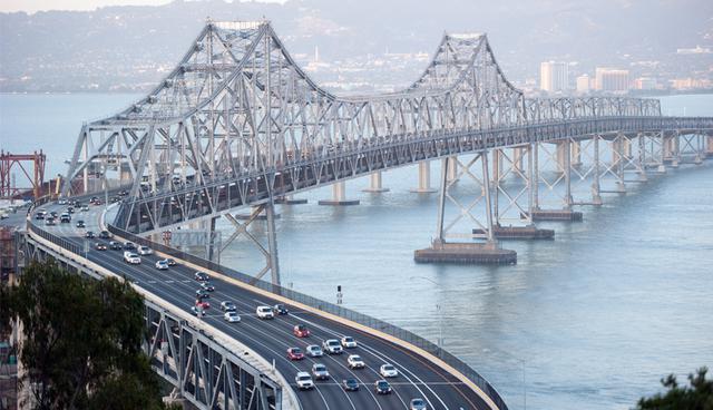 El puente de la Bahía de San Francisco-Oakland es una estructura de acero de 7.200 metros, inaugurado en 1936 luego de tres años de construcción. (Foto: Shutterstock)