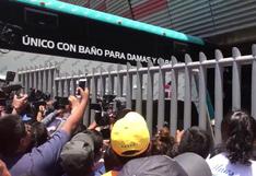 Bus de Nueva Zelanda se atascó en la puerta del estadio Nacional