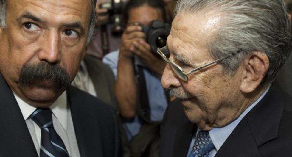 Ríos Montt y su abogado. (Foto: EFE)