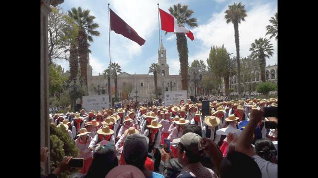 Ante cientos de espectadores, miles bailaron la pampeña de Benigno Ballón Farfán, que fue interpretada por el cantante Delfor Cárdenas (Foto: Zenaida Condori)