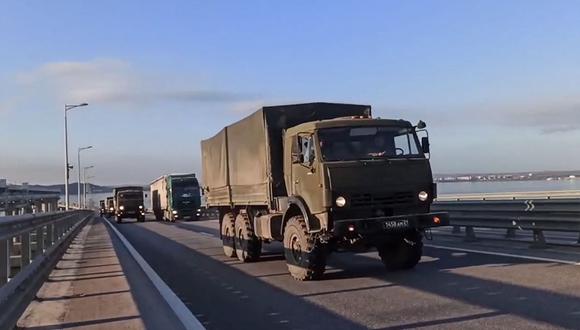 Camiones militares rusos cruzan un puente que une la península de Crimea controlada por Rusia con el continente. (AFP).