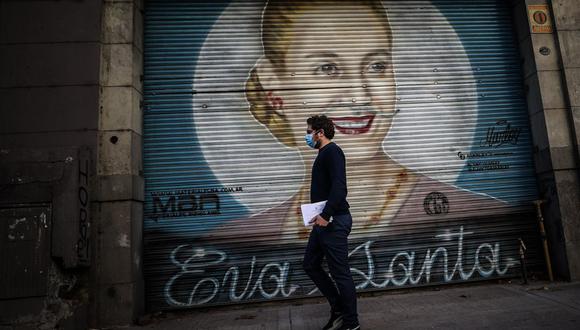 Un hombre camina frente a un mural en honor a Eva Perón, el 12 de julio de 2022 en Buenos Aires (Argentina). Hace justo siete décadas, Argentina quedaba paralizada por la muerte de la más popular de sus primeras damas, Eva Duarte de Perón, por todos conocida como "Evita". (EFE/ Juan Ignacio Roncoroni)