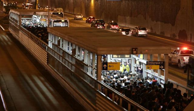 En las afueras de las estaciones del Metropolitano hubo largas de usuarios. La aglomeración se intensificó cuando llegó la hora punta. En las avenidas principales de la ciudad la congestión también fue llamativa. (El Comercio)