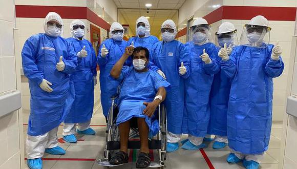 A su salida del hospital, el hombre de 57 años agradeció a los profesionales de la salud que lo atendieron. (Foto: Minsa)